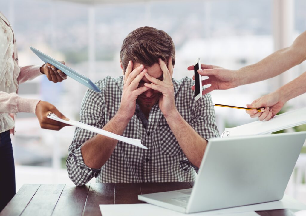 Homme stressé et sollicité